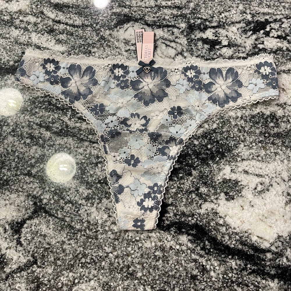 Victoria’s Secret Lace panty thong MEDIUM